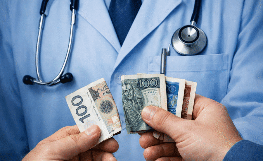 Janusz Cieszyński - Rząd wybiera najdroższe warianty, a za swoje decyzje obwinia medyków